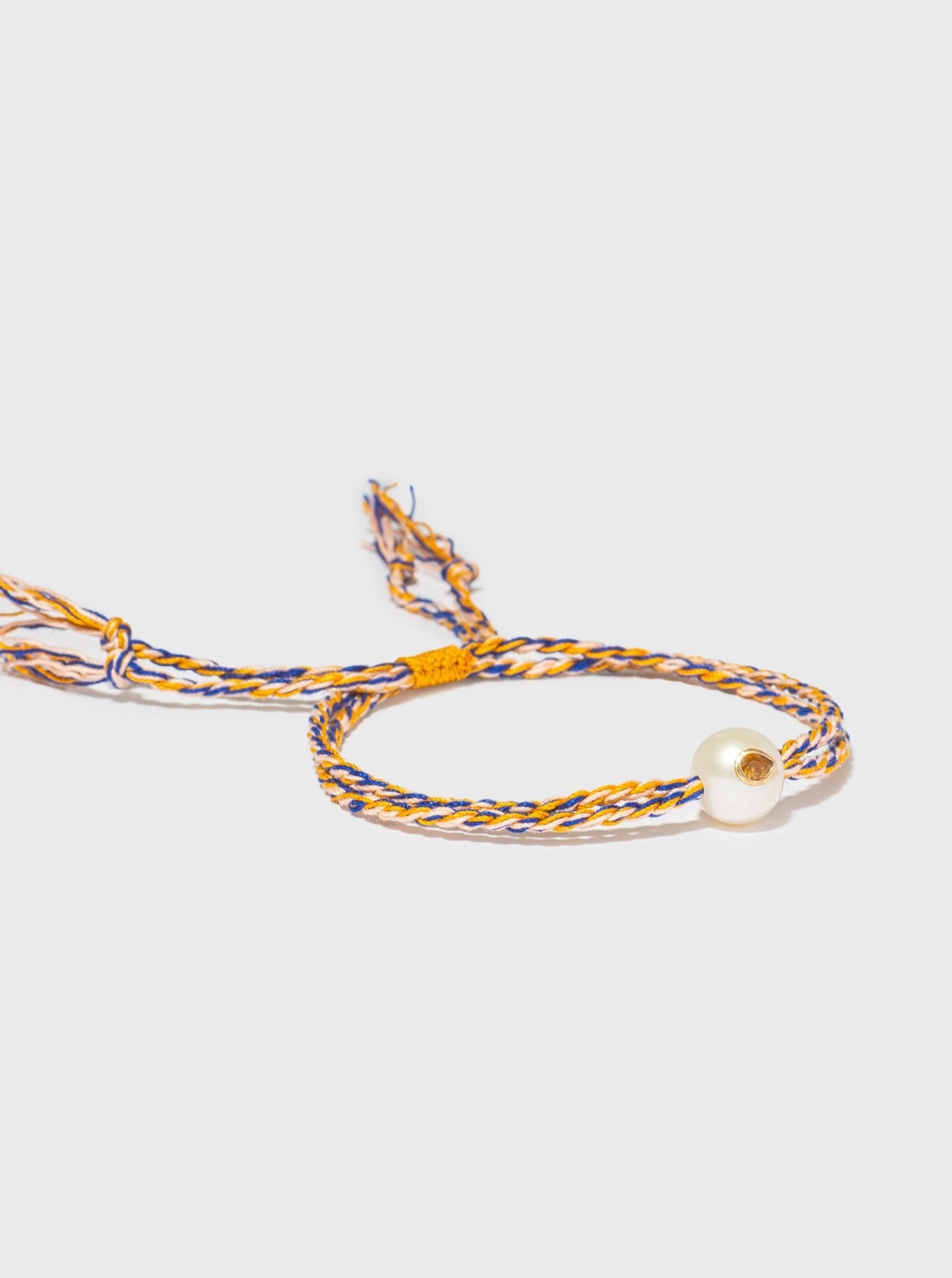 Bracelet Scarlett cordon en coton avec perle et pierre fine citrine or 9k - jaune et bleu - Tamara Taichman
