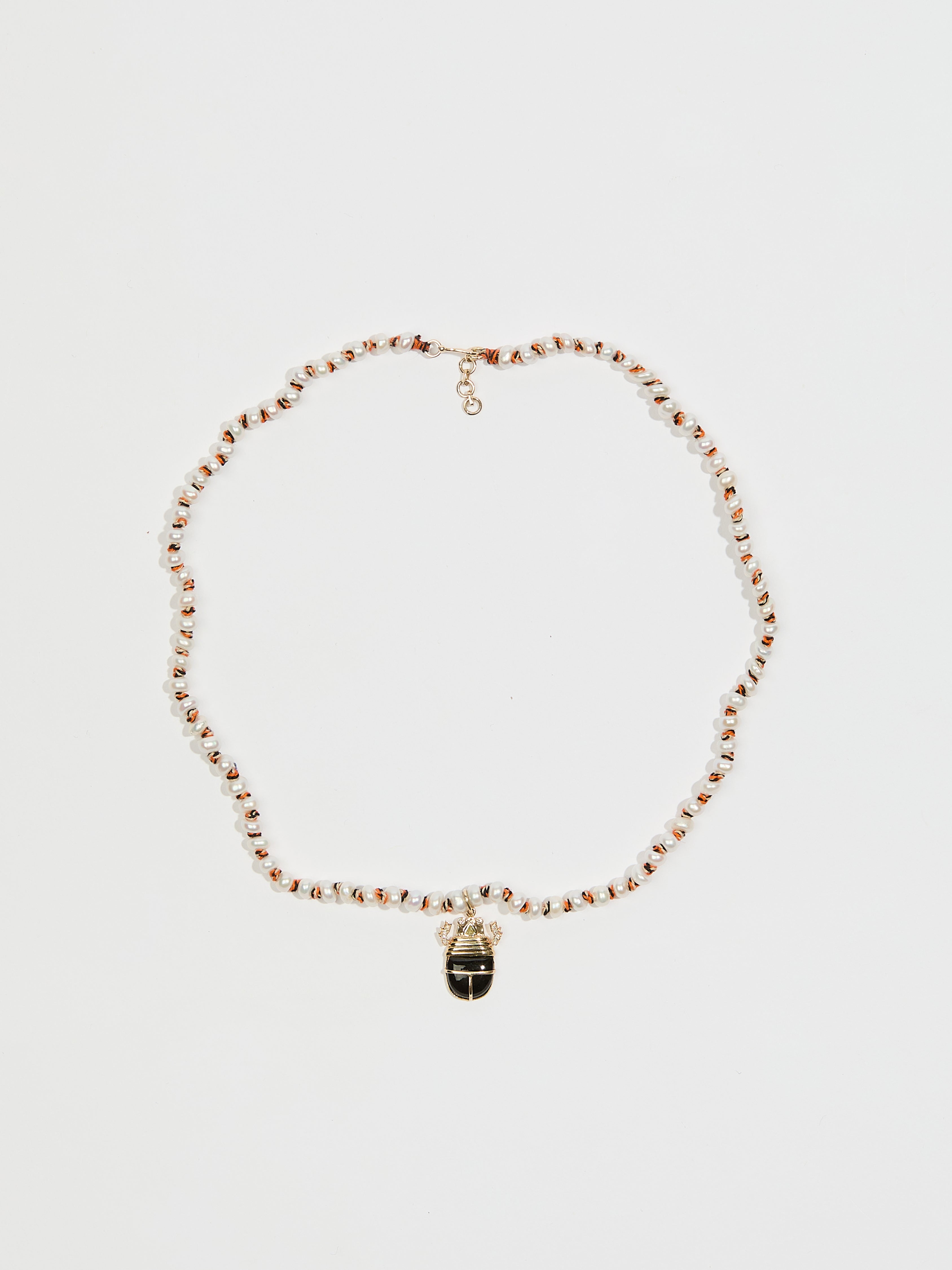 Collier Beetle en perles d'eau douce pendentif pierre fine onyx tourmaline et pierre précieuse diamant et or 14k - blanc - Tamara Taichman