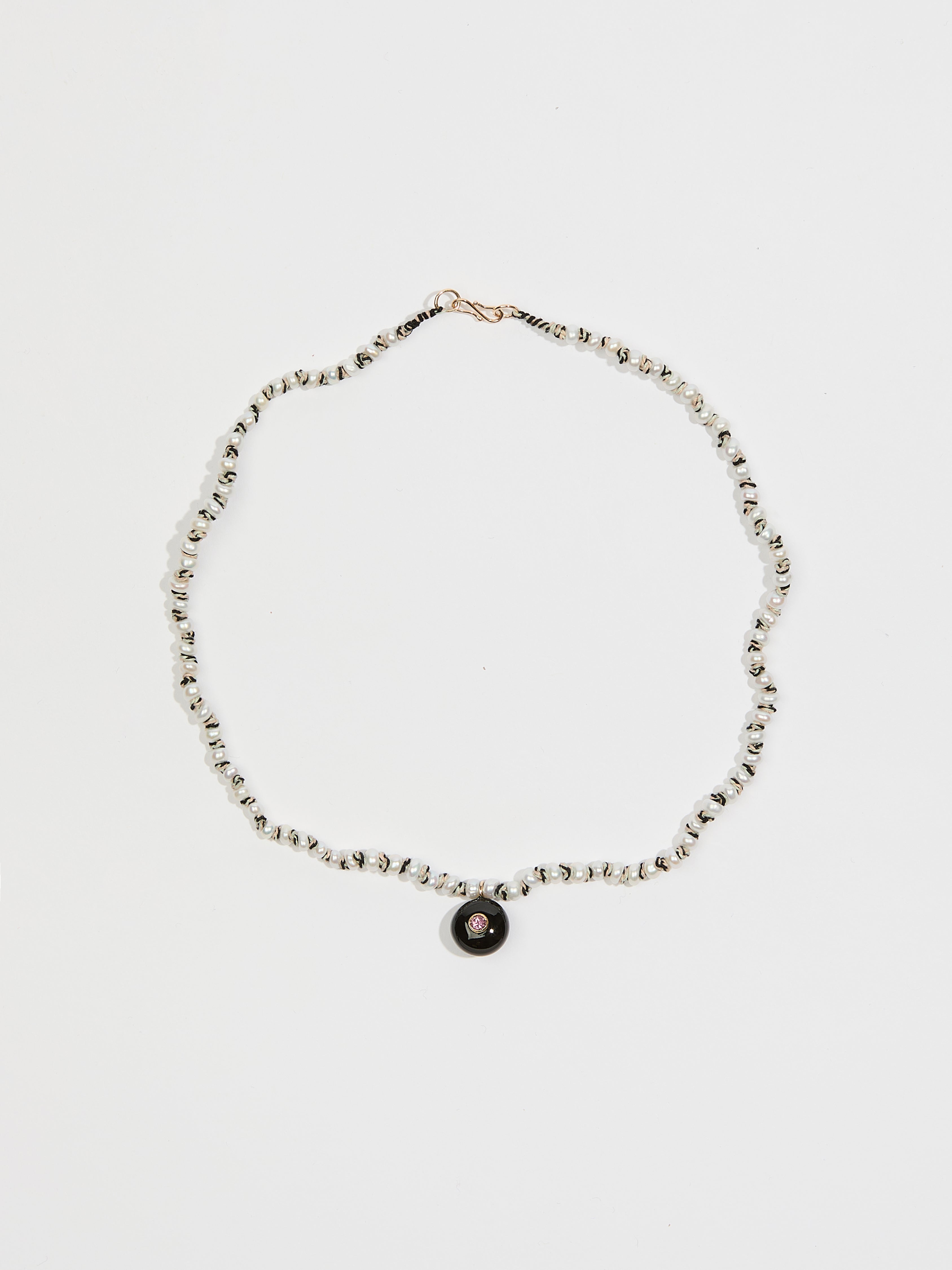 Collier Candy en perle d'eau douce pierre fine onyx tourmaline et or 9k - blanc et noir - Tamara Taichman