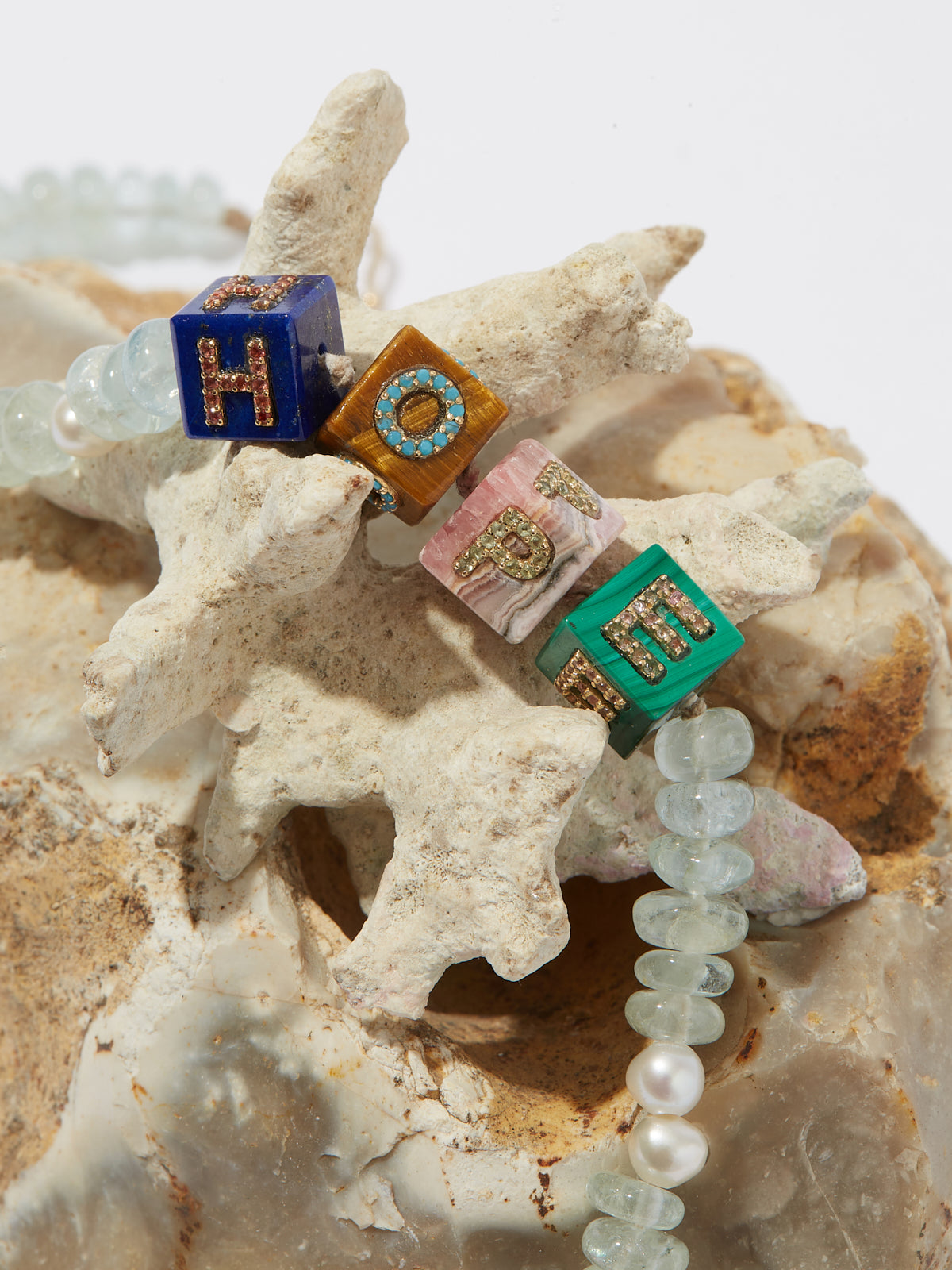 Collier Cubix HOPE en perle de pierre fine lapis oeil de tigre rhodochrosite malachite turquoise peridot tourmaline aigue-marine et pierre précieuse saphir et or 9k - multicolor - Tamara Taichman