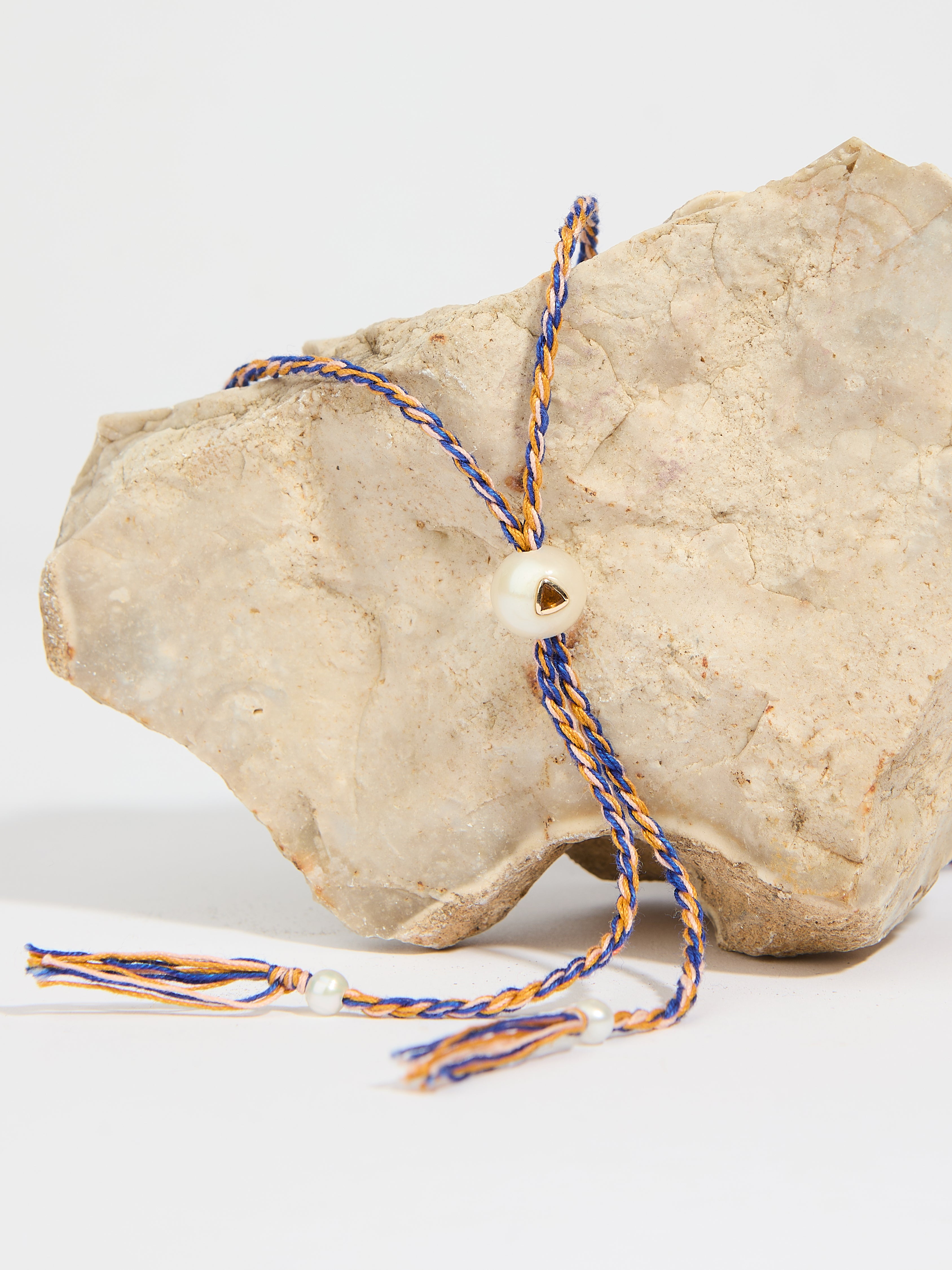Collier Scarlett avec cordon en coton perle pierre fine tourmaline et or 9k - bleu et orange - Tamara Taichman