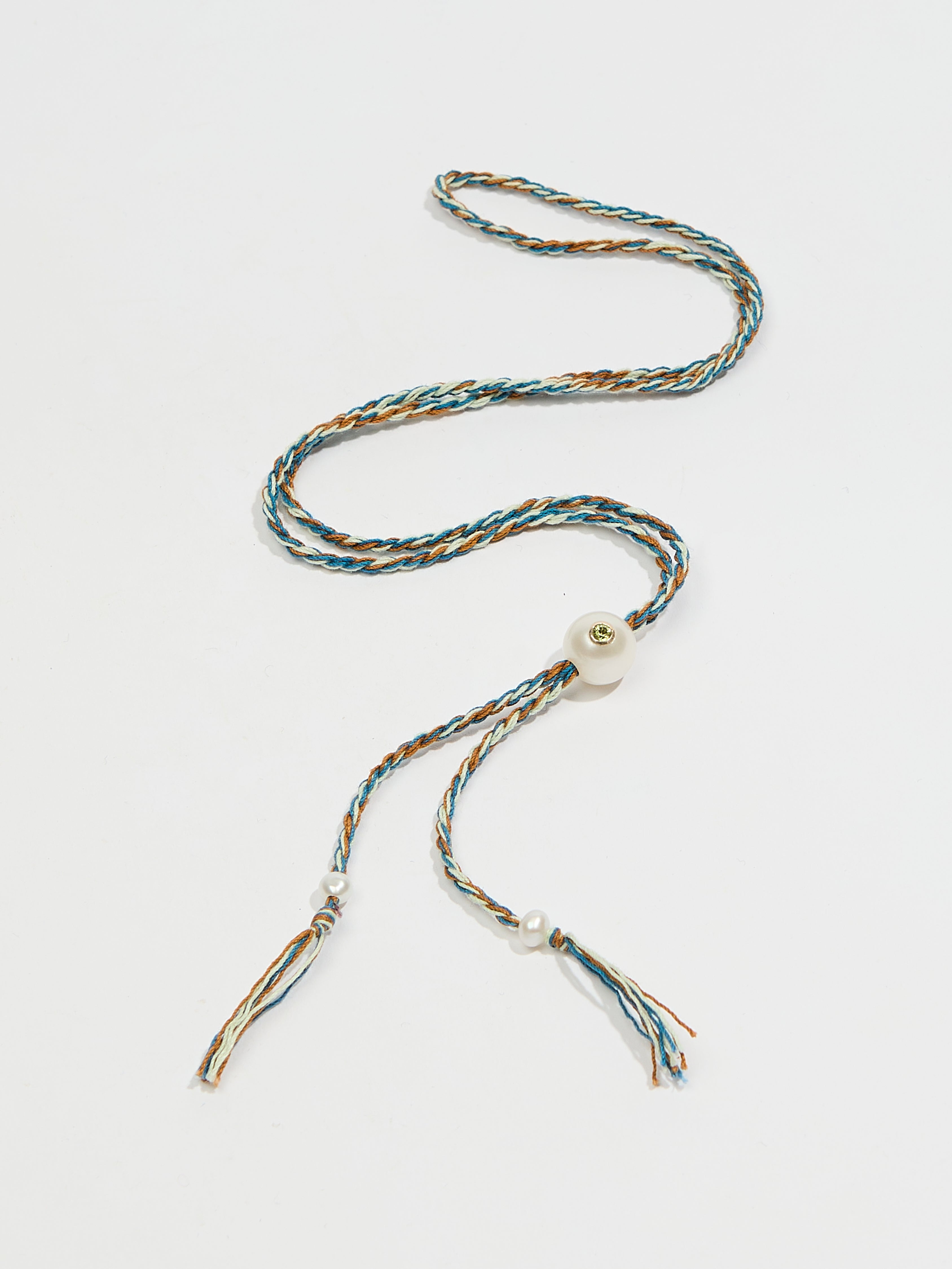 Collier Scarlett avec cordon en coton perle pierre fine peridot et or 9k - bleu - Tamara Taichman