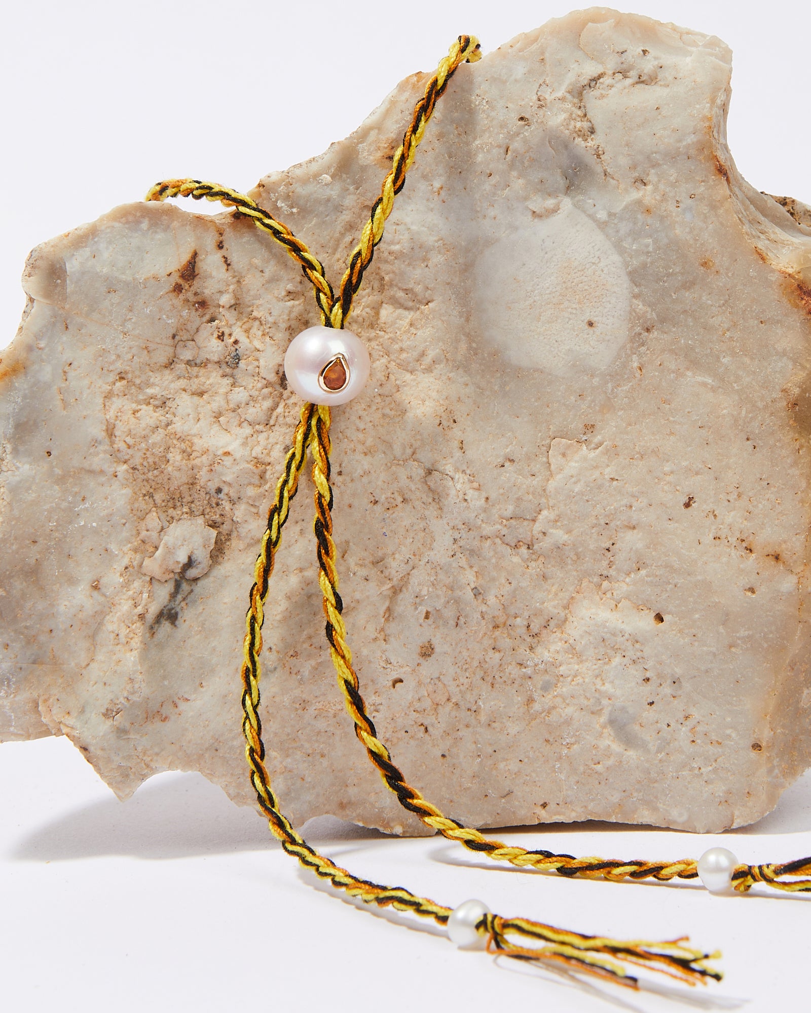 Collier Scarlett avec cordon en coton perle d'eau douce pierre fine grenat et or 9k - jaune et orange - Tamara Taichman