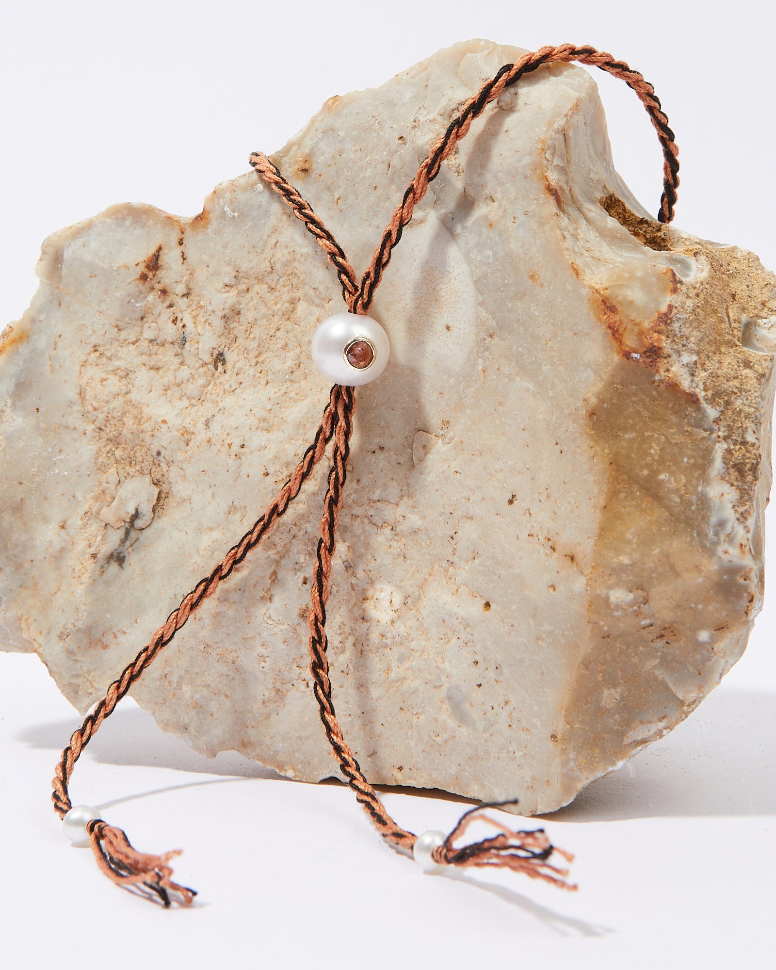 Collier Scarlett avec cordon en coton perle d'eau douce pierre fine grenat et or 9k - noir et orange - Tamara Taichman