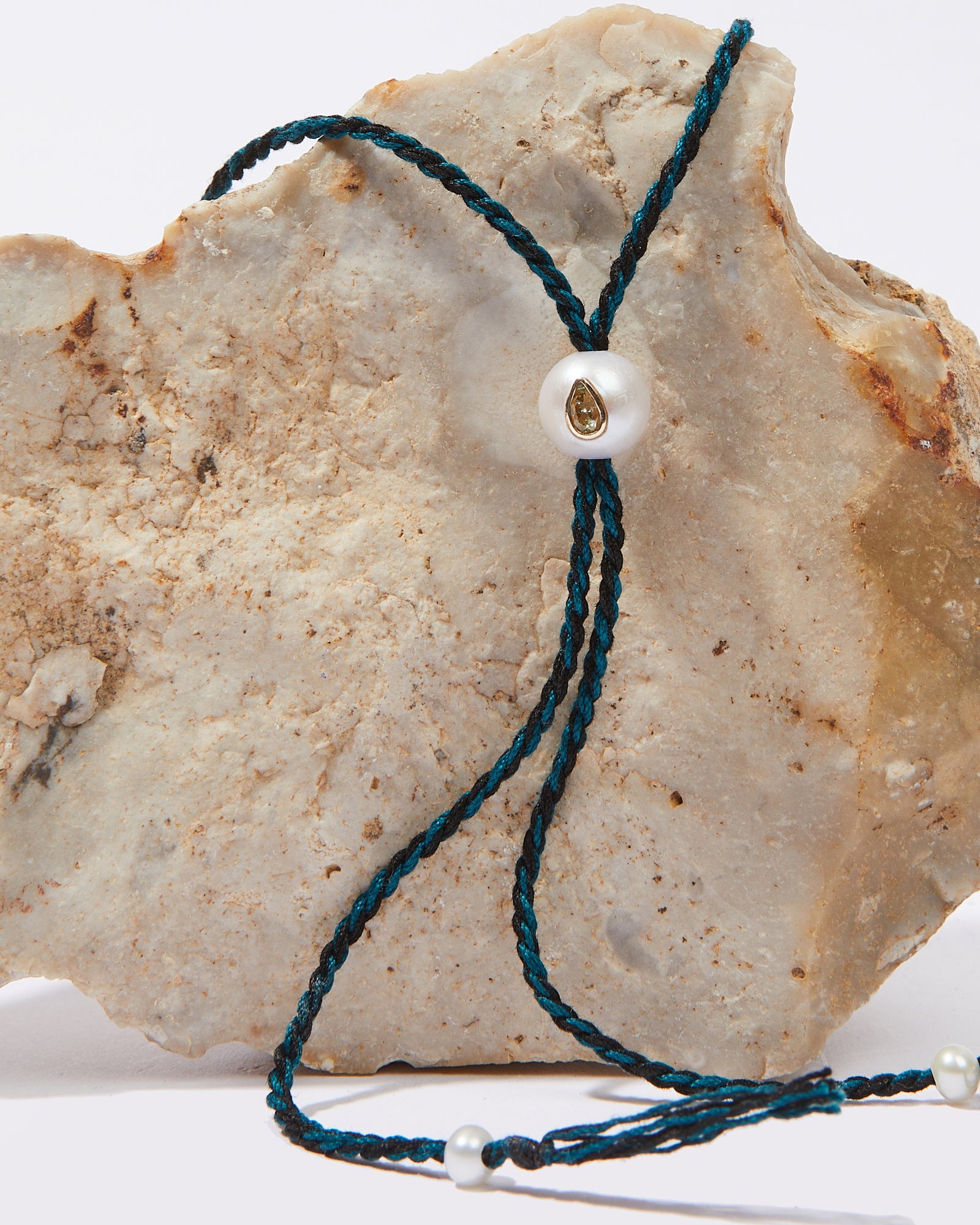 Collier Scarlett avec cordon en coton perle d'eau douce pierre fine tourmaline et or 9k - bleu - Tamara Taichman
