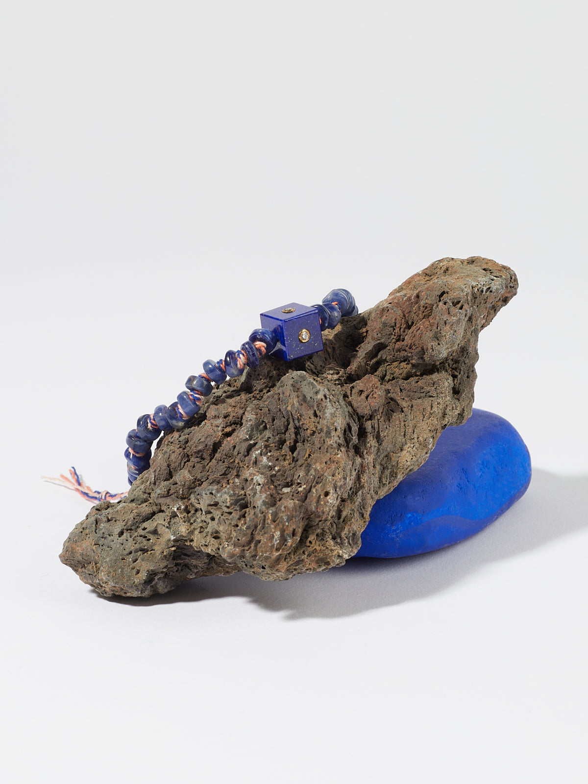 Bracelet Cubix avec cordon coton pierre fine sodalite lapis pierre précieuse diamant et or 9k - bleu - Tamara Taichman