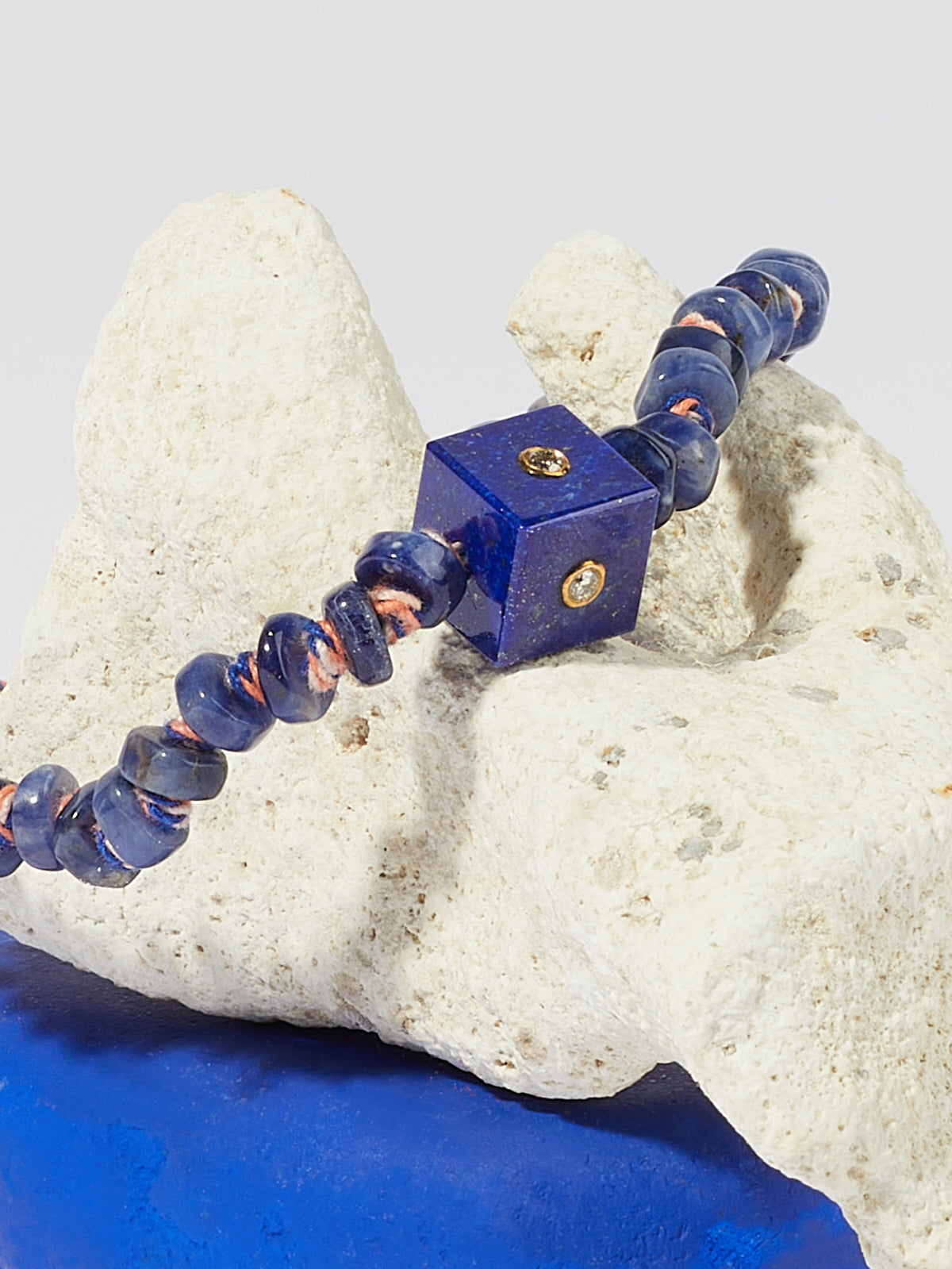 Bracelet Cubix avec cordon coton pierre fine sodalite lapis pierre précieuse diamant et or 9k - bleu - Tamara Taichman