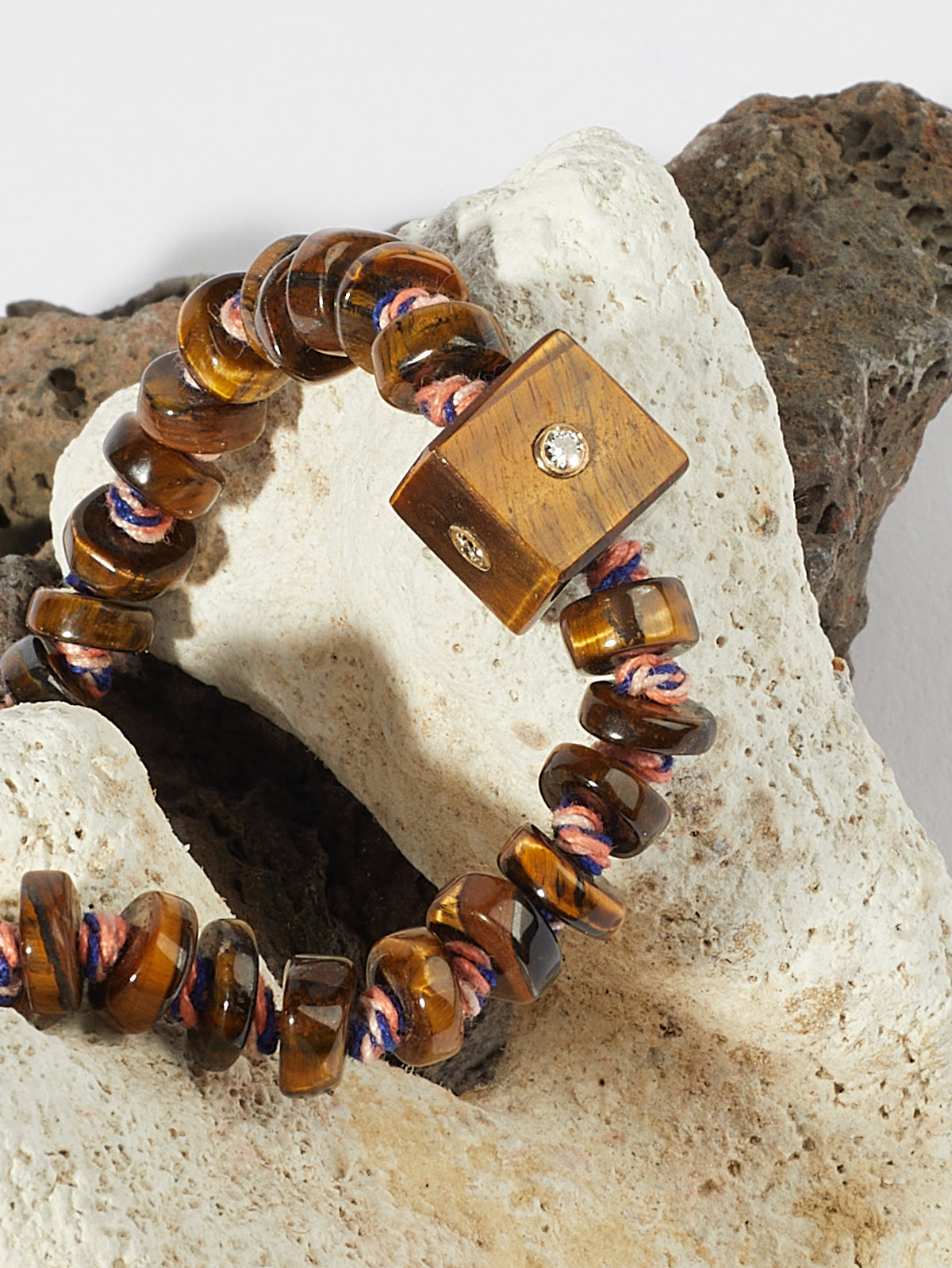 Bracelet Cubix cordon en coton, pierre fine oeil de tigre serti pierre précieuse diamant et or 9k - marron - Tamara Taichman