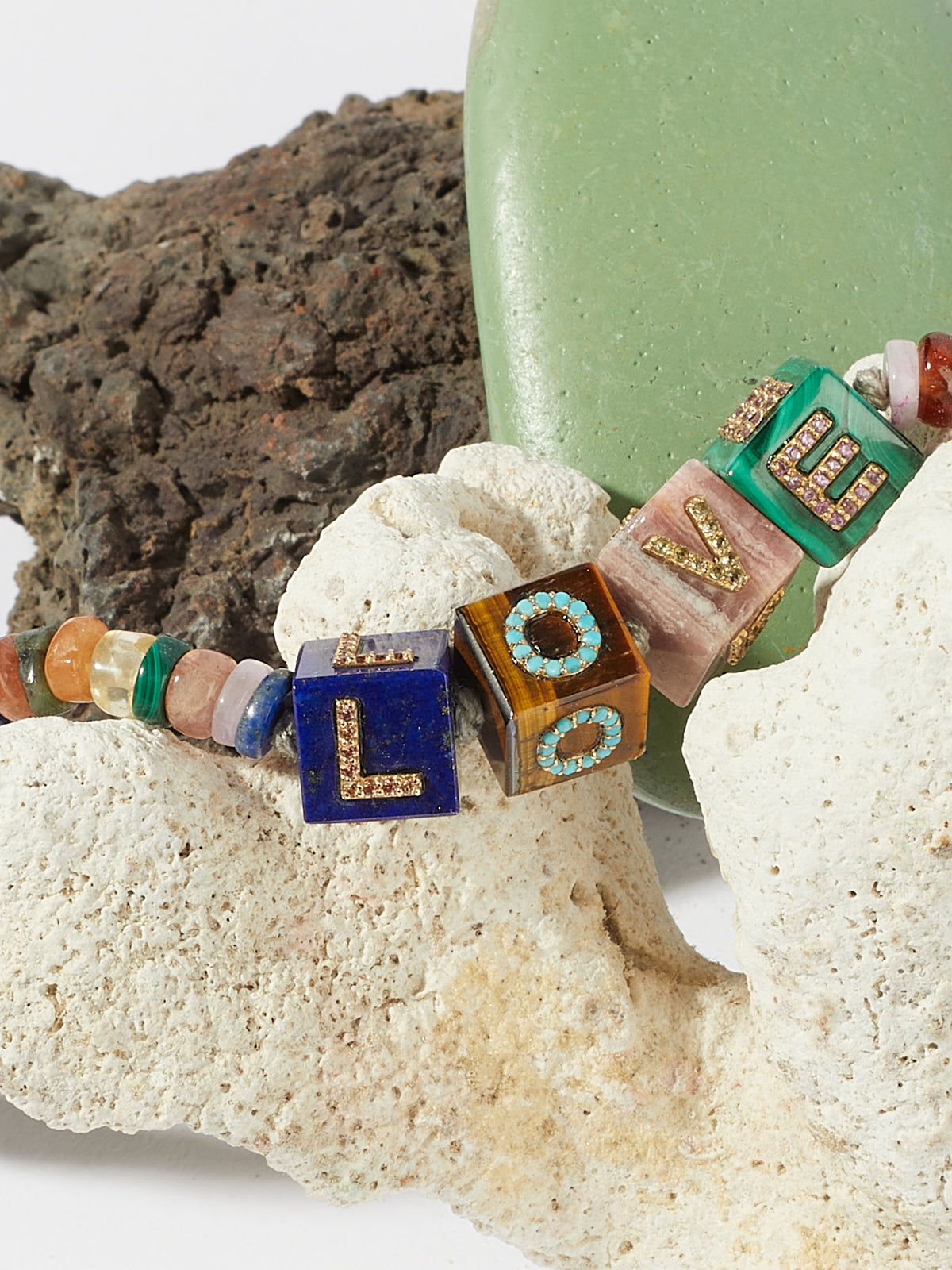 Collier Cubix LOVE en perle de pierre fine lapis oeil de tigre rhodochrosite malachite turquoise peridot tourmaline et pierre précieuse saphir et or 9k - multicolor - Tamara Taichman
