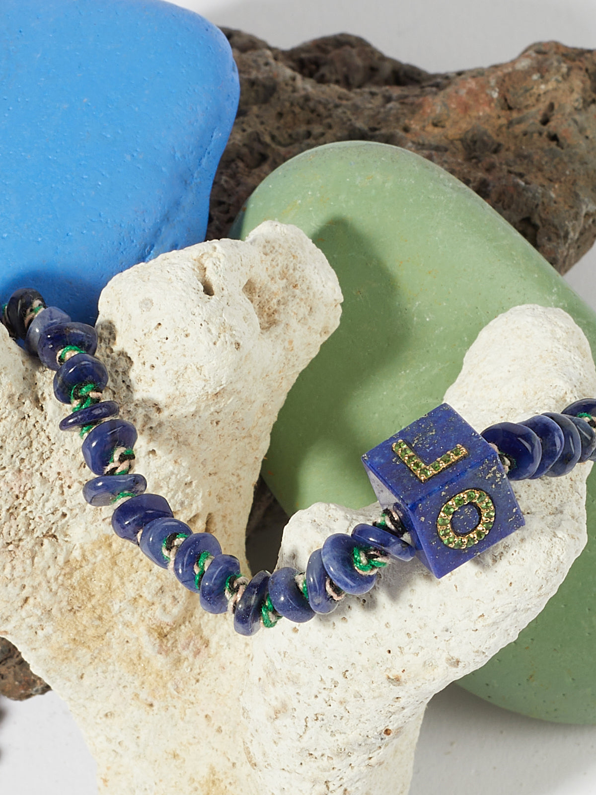 Collier Cubix LOVE avec cordon coton en pierre fine lapis tsavorite sodalite et or 9k - bleu - Tamara Taichman