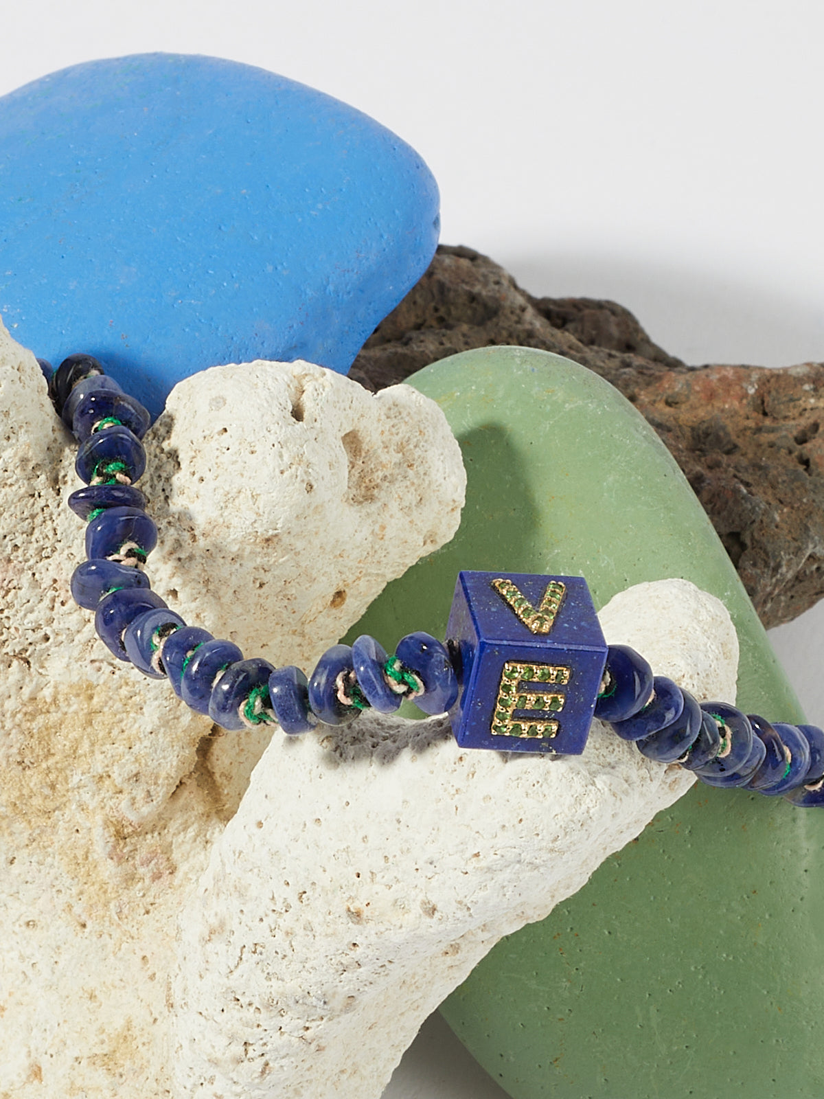 Collier Cubix LOVE avec cordon coton en pierre fine lapis tsavorite sodalite et or 9k - bleu - Tamara Taichman