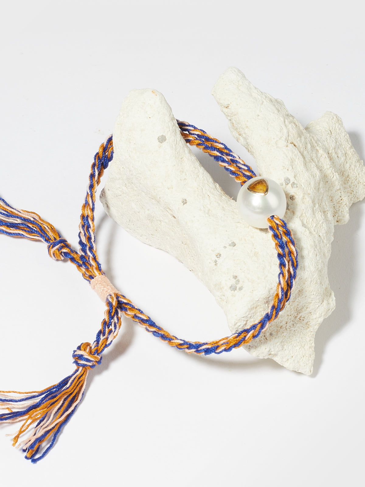 Bracelet Scarlett cordon en coton avec perle et pierre fine citrine or 9k - jaune et bleu - Tamara Taichman