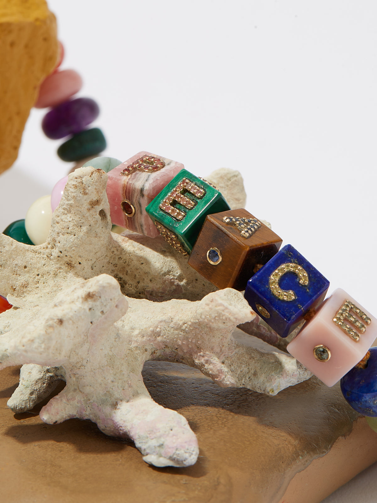 Collier Cubix PEACE en perle de pierre fine lapis oeil de tigre rhodochrosite malachite pierre fine saphir et or 9k - multicolor - Tamara Taichman