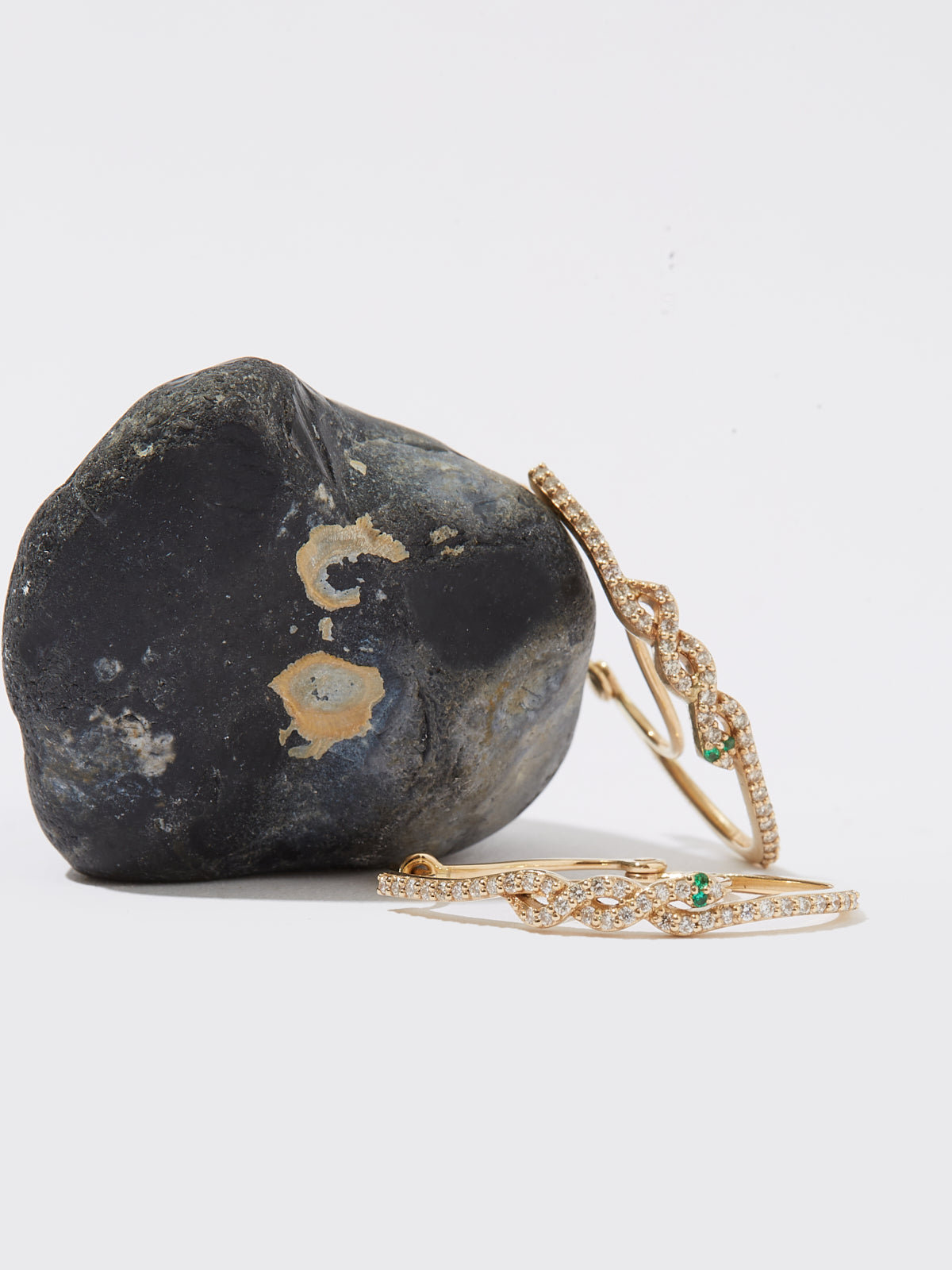 Boucles d'oreilles Serpent Eve en or jaune 14k pierre précieuse diamant et émeraude - vert - Tamara Taichman