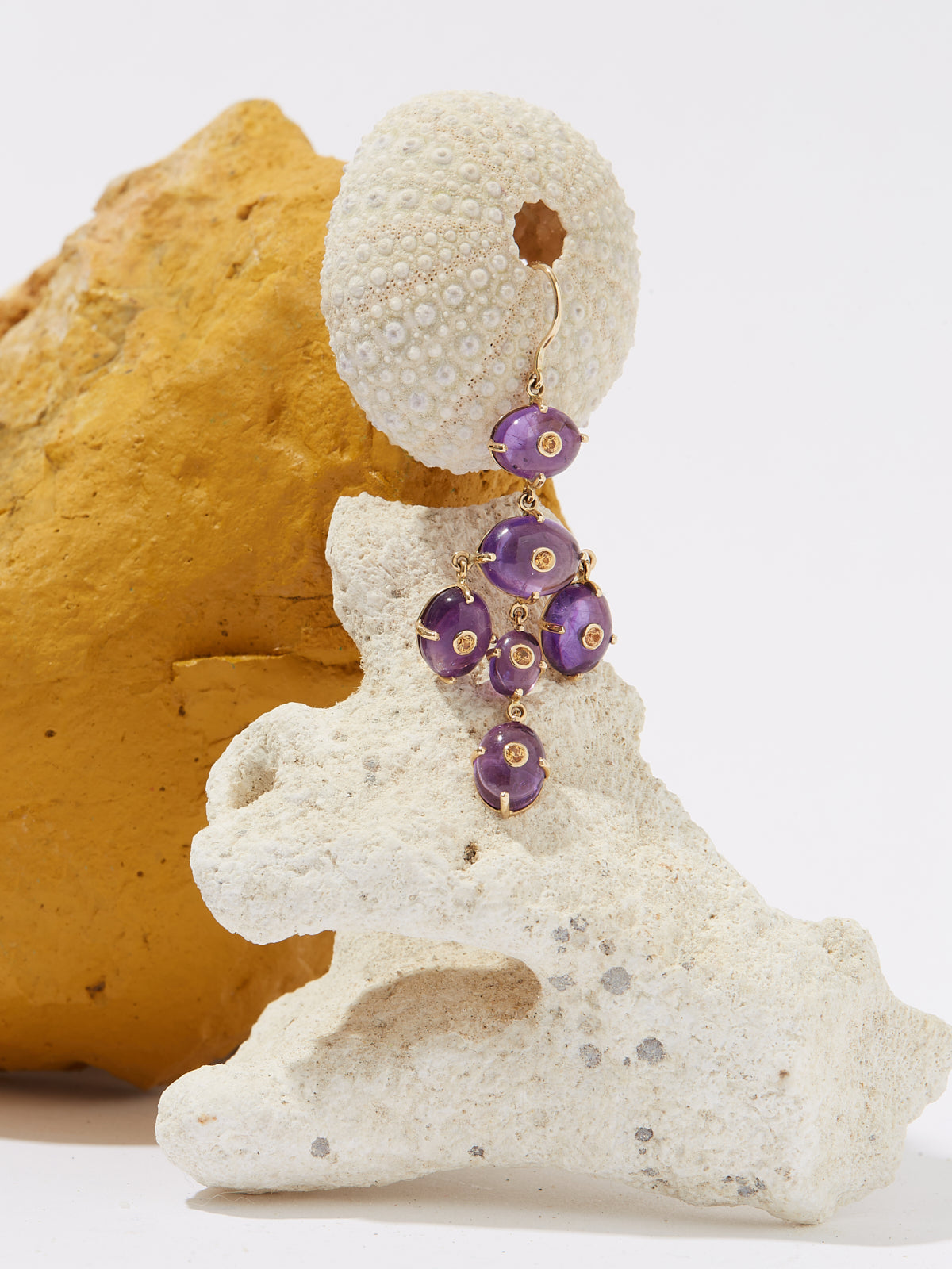 Boucles d'oreilles Dora en or 14k pierre fine améthyste et pierre précieuse saphir - violet et jaune - Tamara Taichman