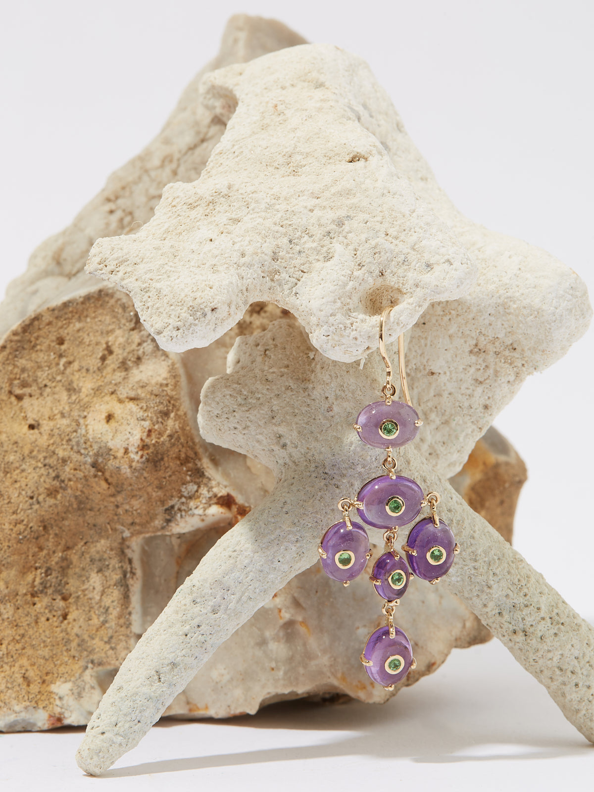 Boucles d'oreilles Dora en or 14k pierre fine améthyste et savorite - violet et vert - Tamara Taichman